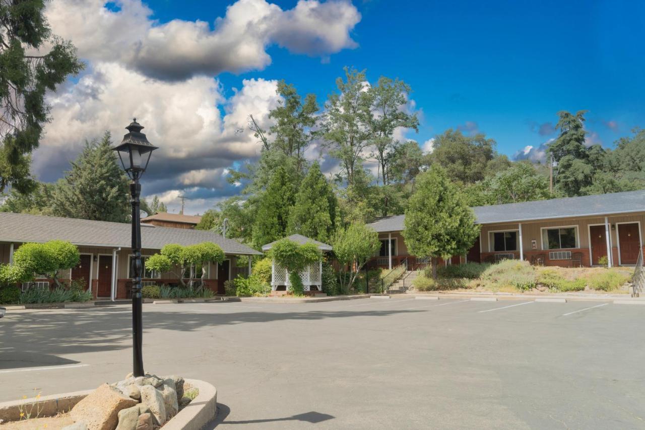 Mariposa Lodge 3*